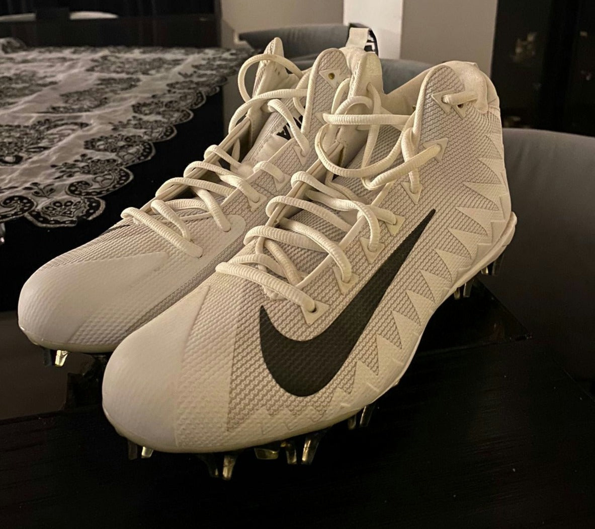 Nike men's alpha menace pro mid football cleats-White and black-45